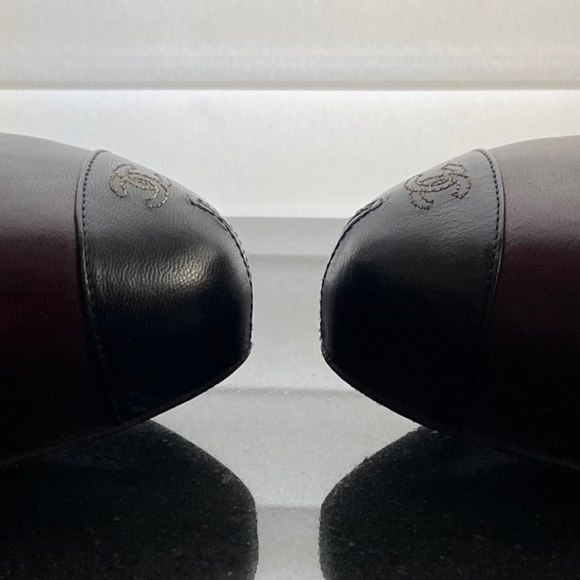 REDUCED Authentic ✨  CHANEL  pumps in aubergine w cap toe logo.  Size 38.5 - Picture 4 of 15